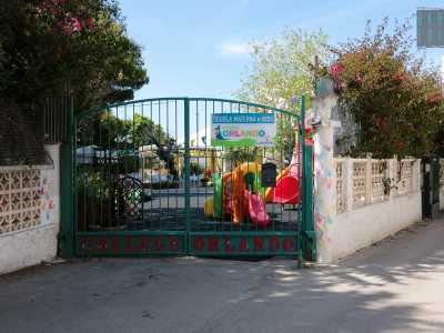 Torniamo ora sulla complanare e dopo aver affiancato la scuola materna �Orlando� e l�entrata della spiaggia dei militari, la strada cambia nome: da via Napoli diventa via Nazionale